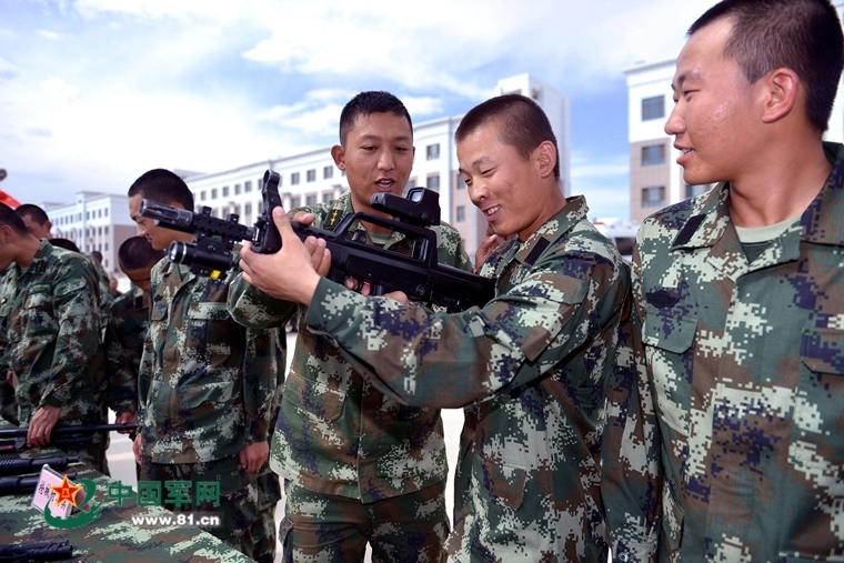 屈老师中班健康教案《横行的小螃蟹—侧身钻》 